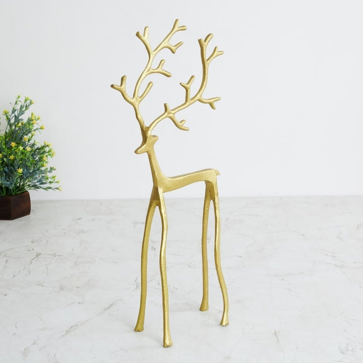 Cyralynne - Festive Reindeer Table Decor